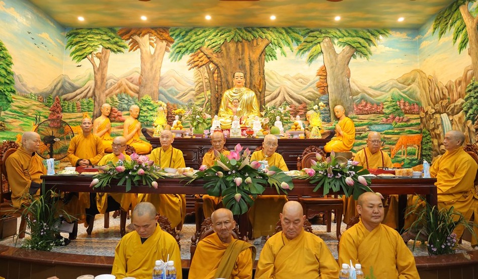 Chư tôn đức chứng minh buổi lễ cúng dường trai Tăng