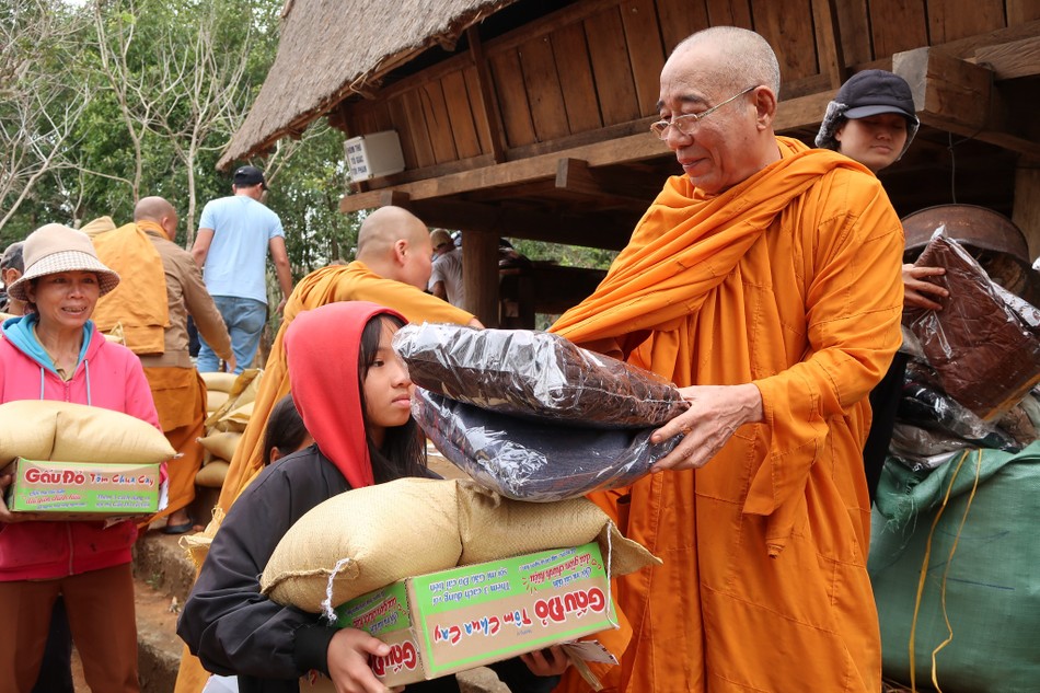 Hòa thượng Minh Lộc tận tay trao quà