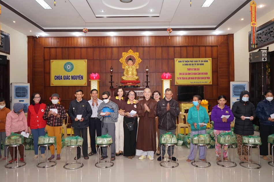 Trao quà hỗ trợ bà con có hoàn cảnh khó khăn đón Tết Quý Mão Trao quà hỗ trợ bà con có hoàn cảnh khó khăn đón Tết Quý Mão