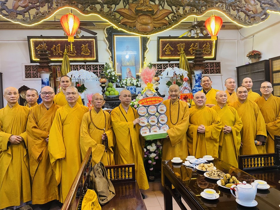 Dâng quà chúc mừng năm mới đến Hòa thượng Thích Thanh Hùng