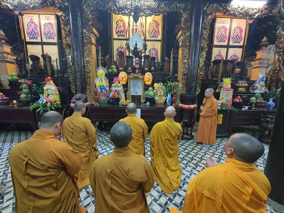 Thắp hương lễ tổ tại tổ đình Giác Lâm