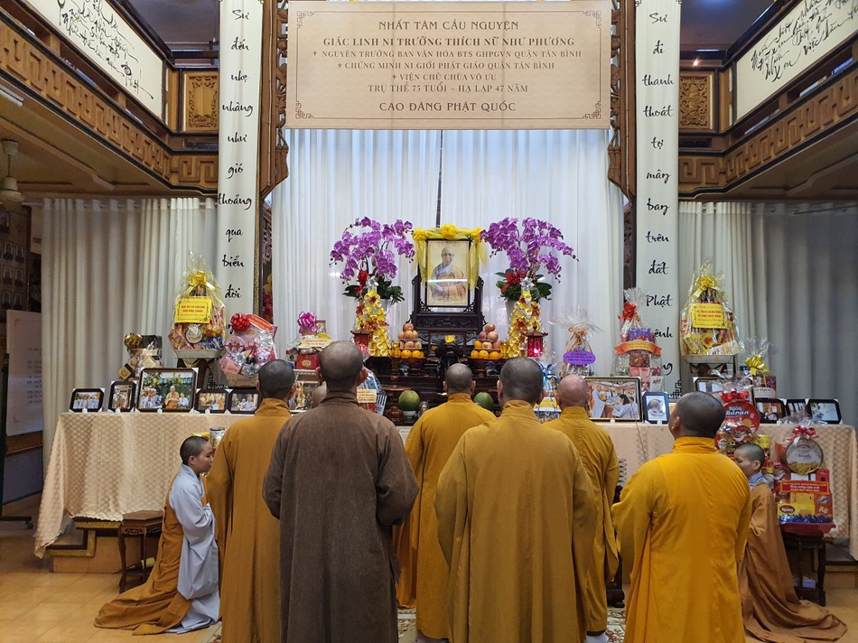 Thắp hương tưởng niệm Ni trưởng Thích nữ Như Phương tại chùa Vô Ưu