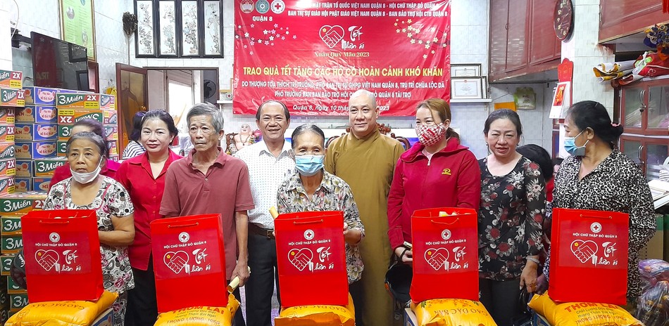 Thượng tọa Thích Trí Trường trao quà đến người nghèo tại địa phương Thượng tọa Thích Trí Trường trao quà đến người nghèo tại địa phương