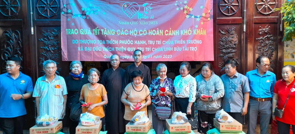 Tặng quà Tết đến các hộ có hoàn cảnh khó khăn Tặng quà Tết đến các hộ có hoàn cảnh khó khăn