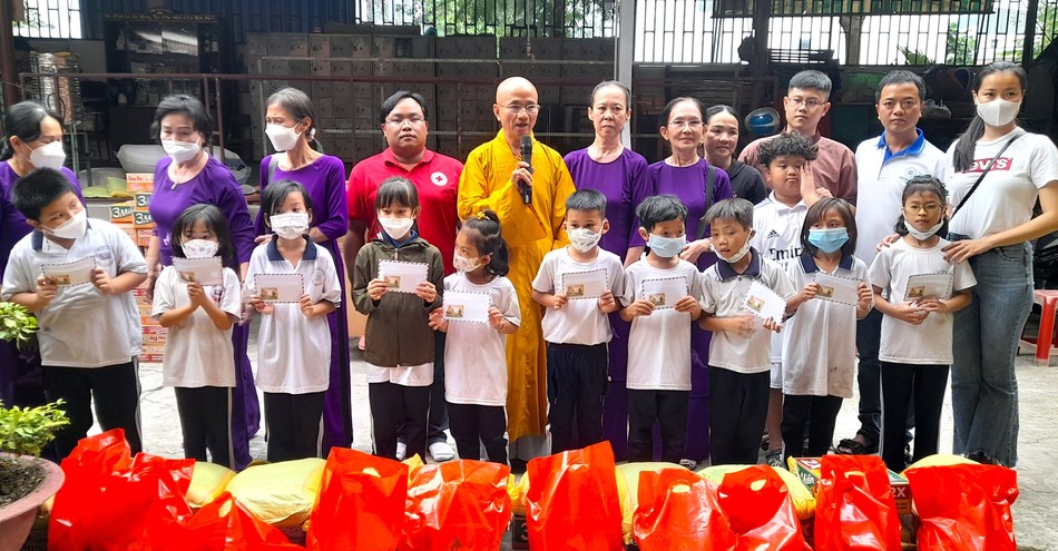 Tặng quà đến các em học sinh lớp học tình thương tại chùa Liên Hoa Tặng quà đến các em học sinh lớp học tình thương tại chùa Liên Hoa
