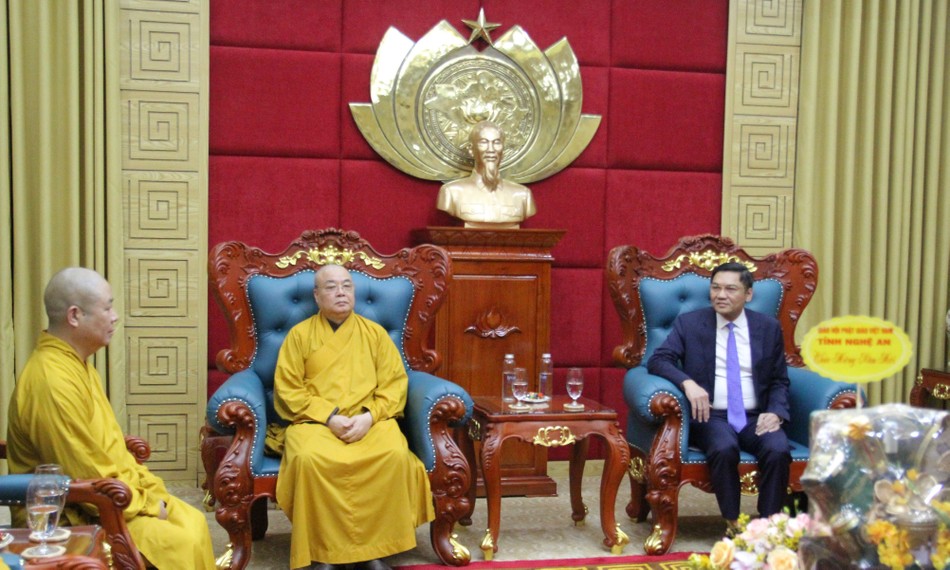 Ông Hoàng Nghĩa Hiếu, Phó Bí thư Tỉnh ủy Nghệ An thân mật đón tiếp đoàn Ông Hoàng Nghĩa Hiếu, Phó Bí thư Tỉnh ủy Nghệ An thân mật đón tiếp đoàn