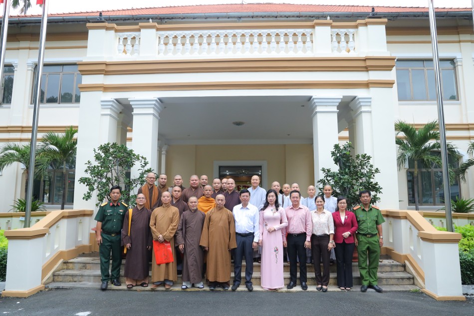 Đoàn Ban Trị sự Phật giáo quận Bình Thạnh chụp hình lưu niệm với lãnh đạo quận
