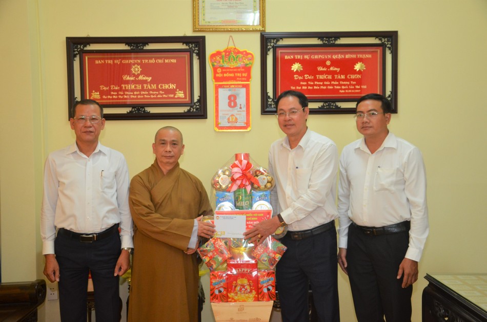 Ông Nguyễn Thành Trung tặng quà chúc Tết