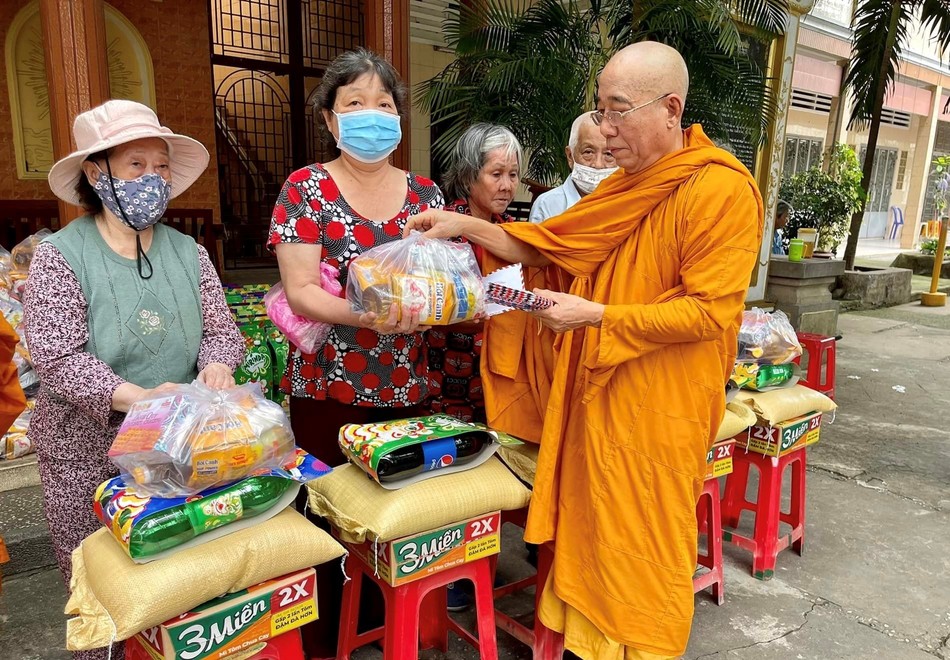 Hòa thượng Thích Minh Lộc tận tay trao quà đến bà con Hòa thượng Thích Minh Lộc tận tay trao quà đến bà con