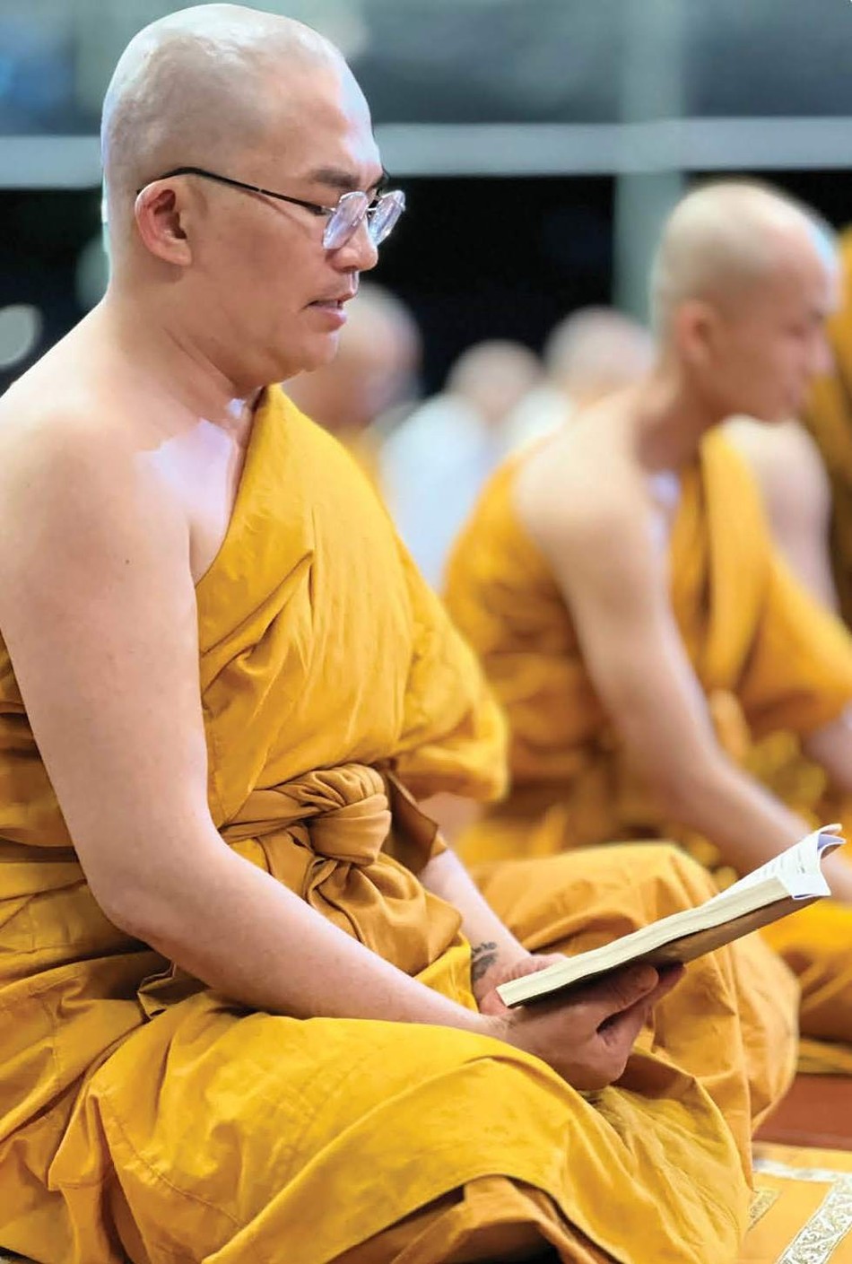 Nghệ sĩ Đại Nghĩa tham gia khóa lễ tụng kinh - Ảnh: H.K