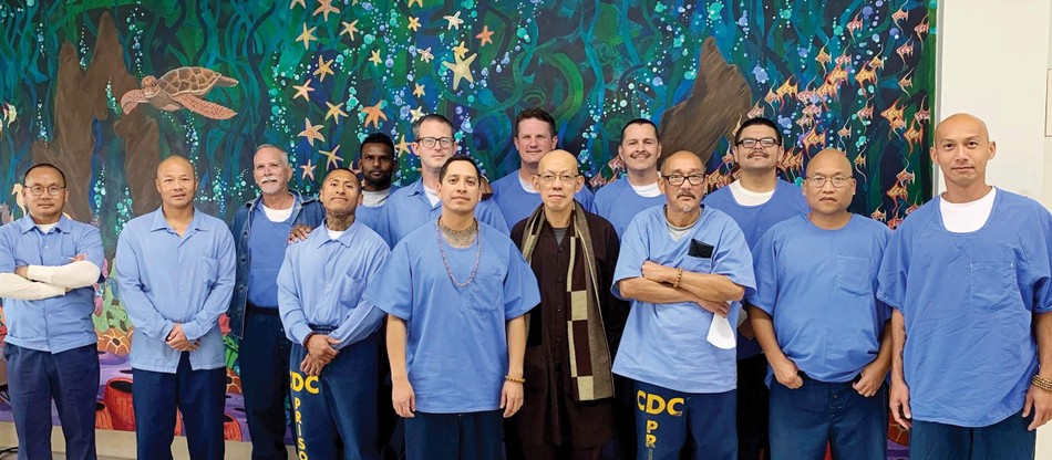 Thượng tọa Thích Thiện Tâm và các thiền sinh đặc biệt, những tù nhân đang chấp hành án phạt tại một nhà tù ở California, ngày 21-11-2022 - Ảnh: NVCC Thượng tọa Thích Thiện Tâm và các thiền sinh đặc biệt, những tù nhân đang chấp hành án phạt tại một nhà tù ở California, ngày 21-11-2022 - Ảnh: NVCC