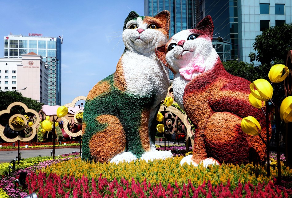 Hình ảnh đôi linh vật cao nhất và nổi bật nhất trên đường hoa