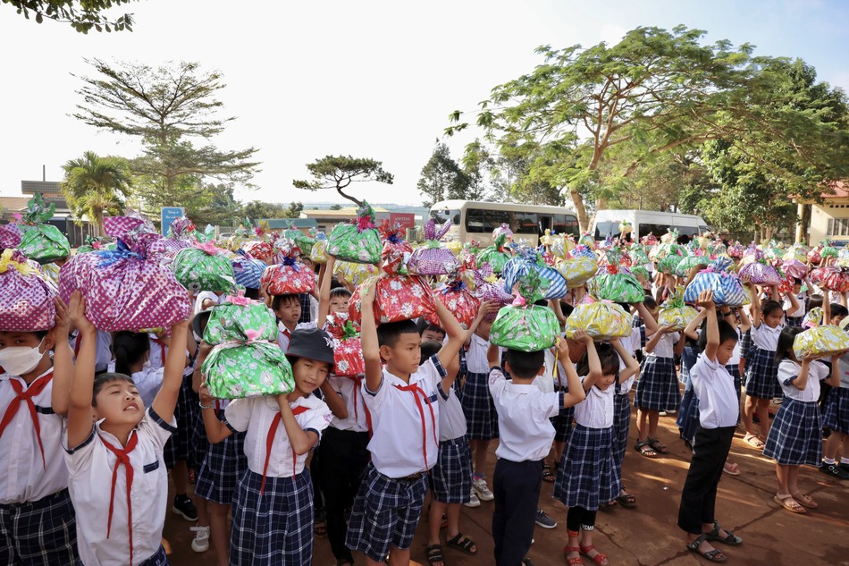 Em vui nhận quà Em vui nhận quà