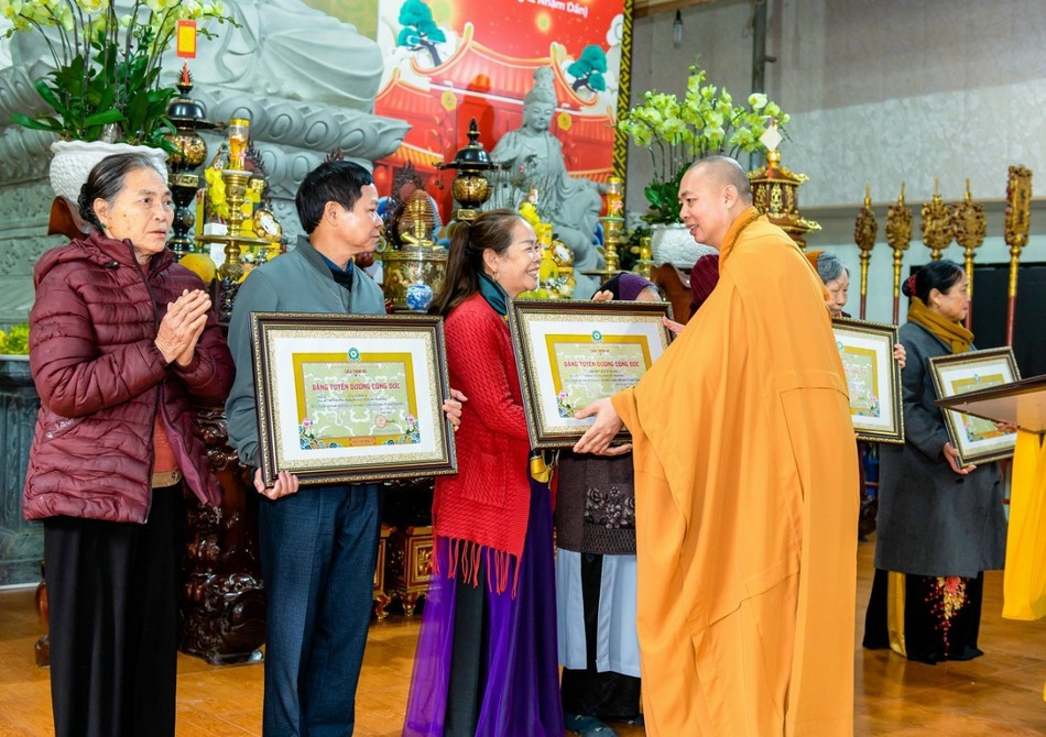 Trao Bằng Tuyên dương công đức Trao Bằng Tuyên dương công đức