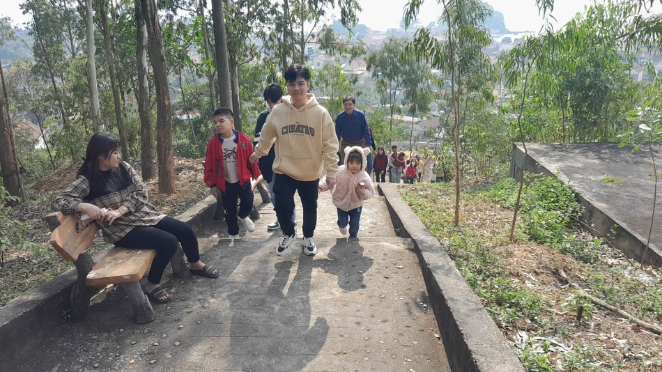 Dòng người đổ lễ đỉnh núi Phượng phía sau chùa An Thái, nơi có tượng Quán Âm Nam Hải hướng ra biển Đông Dòng người đổ lễ đỉnh núi Phượng phía sau chùa An Thái, nơi có tượng Quán Âm Nam Hải hướng ra biển Đông