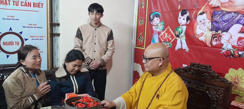 Đại đức Thích Nguyên Quang, trụ xứ chùa Đông Yên phát lộc đầu năm cho người dân Đại đức Thích Nguyên Quang, trụ xứ chùa Đông Yên phát lộc đầu năm cho người dân