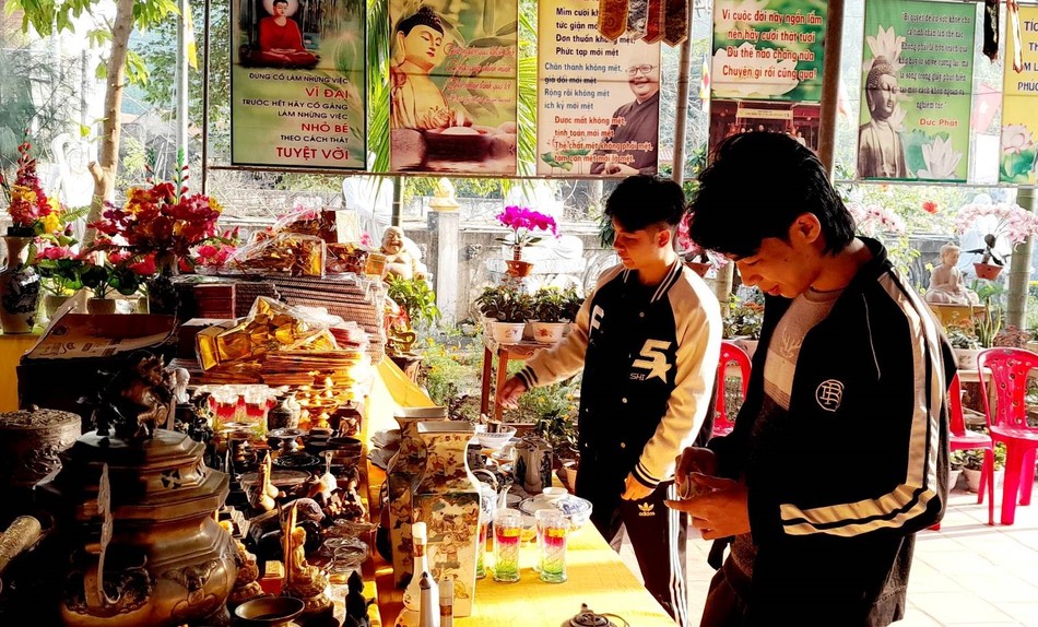 Các bạn trẻ thích thú với những đồ vật được trưng bày tại chùa Đông Yên Các bạn trẻ thích thú với những đồ vật được trưng bày tại chùa Đông Yên