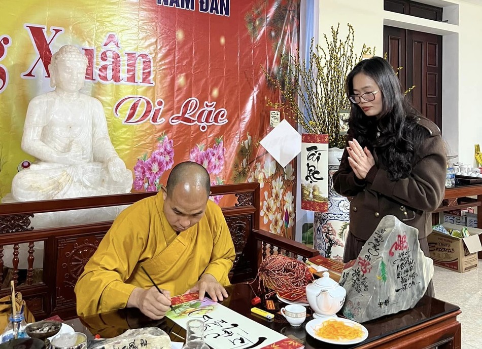 Đại đức Thích Đồng Tuệ khai bút Đại đức Thích Đồng Tuệ khai bút