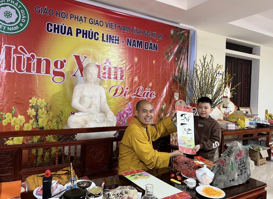 Tặng chữ "Trí tuệ" đến em nhỏ Tặng chữ "Trí tuệ" đến em nhỏ