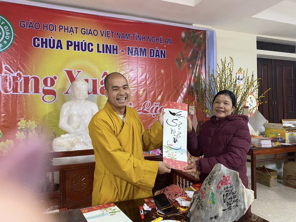 Đại đức Thích Đồng Tuệ tặng chữ cho Phật tử cao niên Đại đức Thích Đồng Tuệ tặng chữ cho Phật tử cao niên