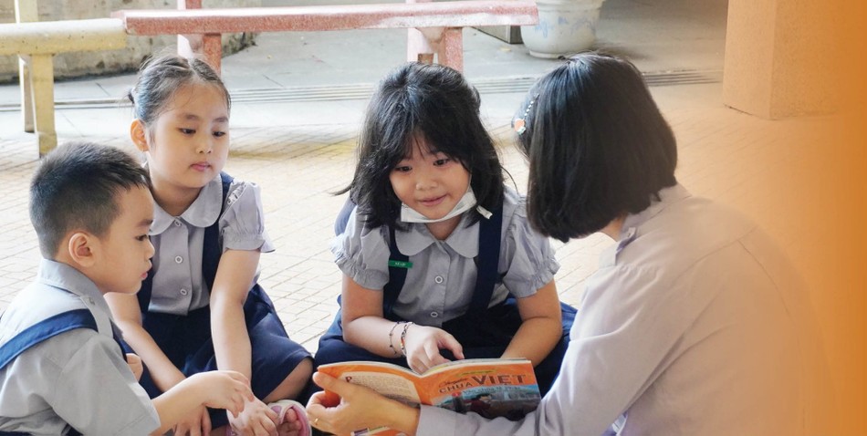 Các em &quot;Sen non&quot; chăm chú hòa vào câu chuyện chị Diệu Thuận kể qua bộ sách Mẹ kể con nghe chuyện chùa Việt