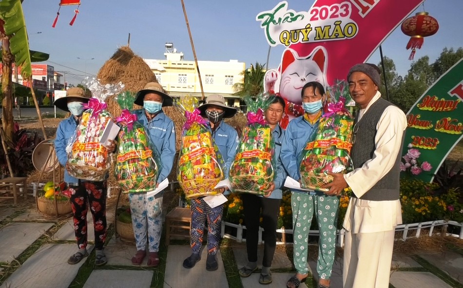 Thượng tọa Thích Thiện Quý trao quà, chúc Tết đến các công nhân vệ sinh