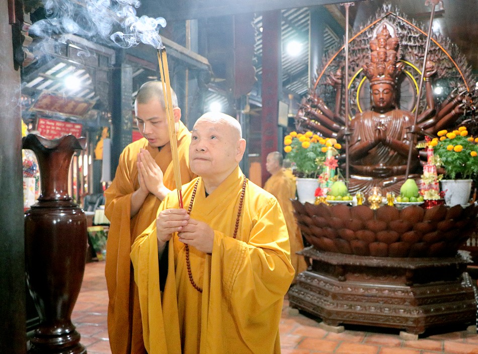 Hòa thượng Thích Thiện Nhơn dâng hương tại tổ đình Hội Khánh Hòa thượng Thích Thiện Nhơn dâng hương tại tổ đình Hội Khánh