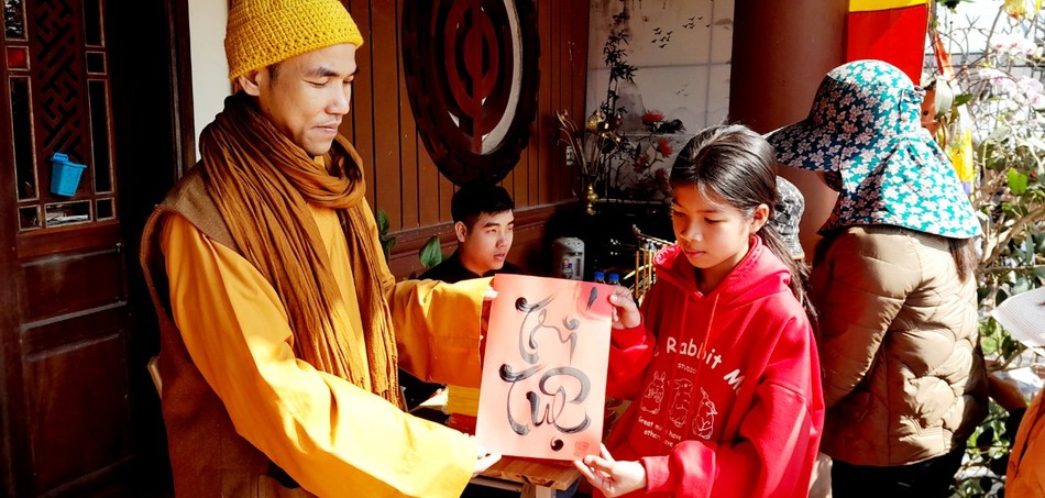 Tặng chữ đến các em học sinh và du khách