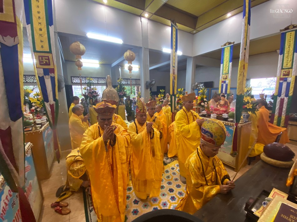 Chư tôn đức niêm hương cử hành Pháp hội Dược Sư thất châu tại chùa Linh Quang ngày 28-1 Chư tôn đức niêm hương cử hành Pháp hội Dược Sư thất châu tại chùa Linh Quang ngày 28-1