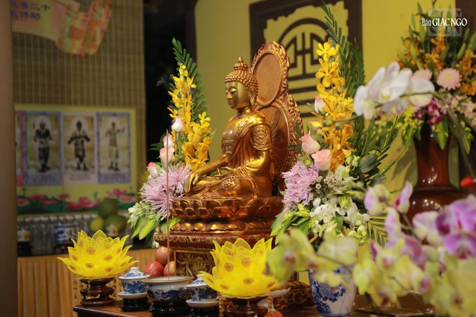 Tôn tượng Đức Phật Dược Sư được tôn trí chính giữa đàn tràng Tôn tượng Đức Phật Dược Sư được tôn trí chính giữa đàn tràng