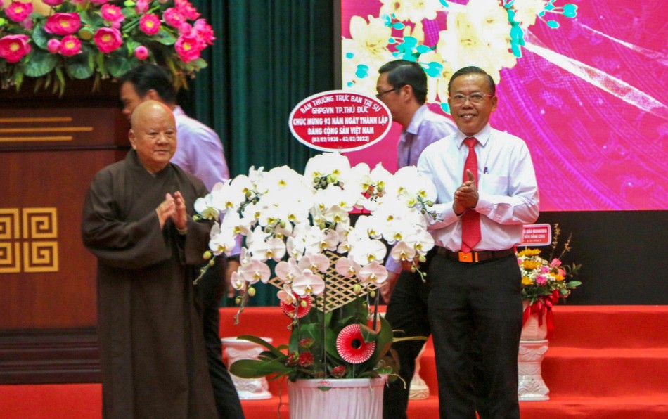 Hòa thượng Thích Thiện Minh tặng hoa chúc mừng