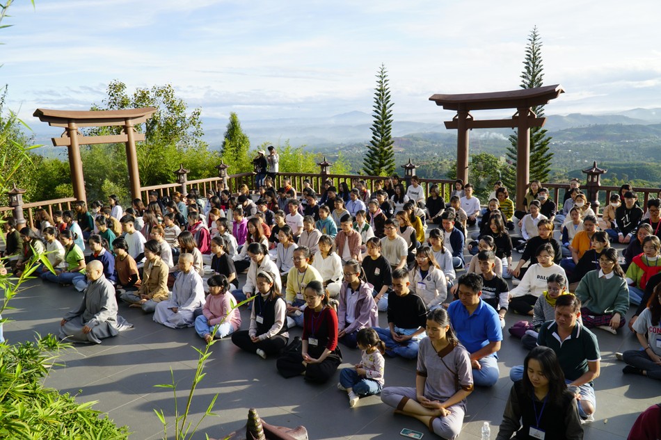 Tham thiền nơi cổng trời tại chùa Linh Quy Pháp Ấn Tham thiền nơi cổng trời tại chùa Linh Quy Pháp Ấn