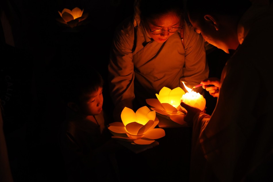 Trao nhau ánh sáng