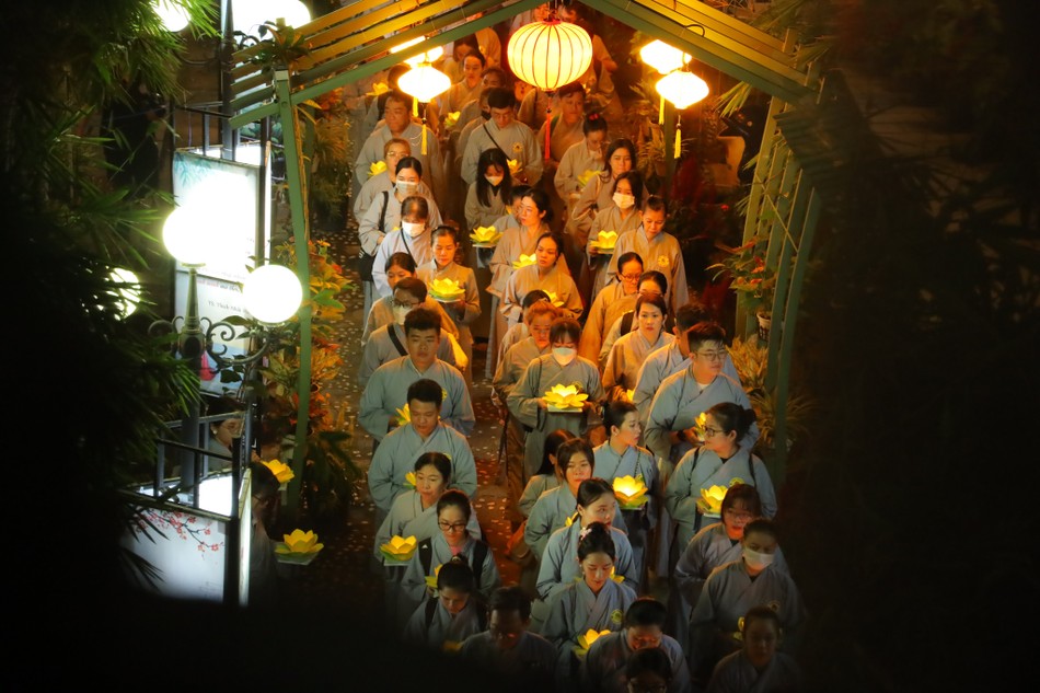 Cùng nhau thắp lên ánh sáng từ bi, trí tuệ