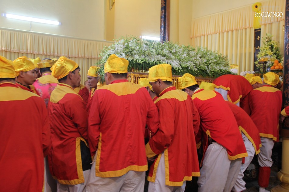 Cung thỉnh kim quan cố Trưởng lão Hòa thượng rời Giác linh đường