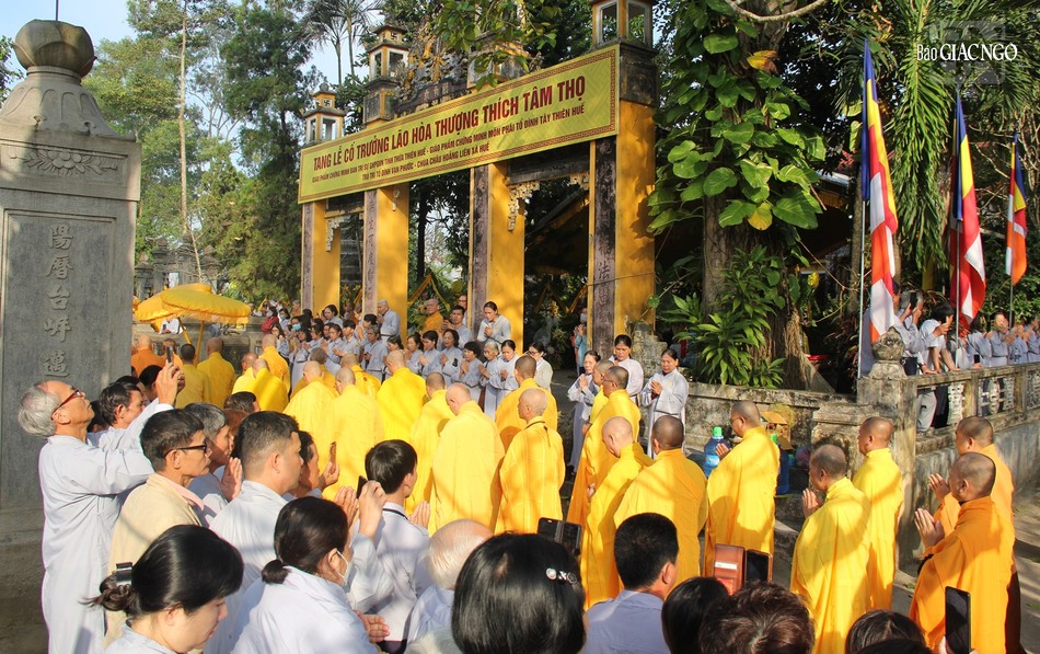 Đông đảo Tăng Ni, Phật tử phụng tống kim quan cố Trưởng lão Hòa thượng đến bảo tháp