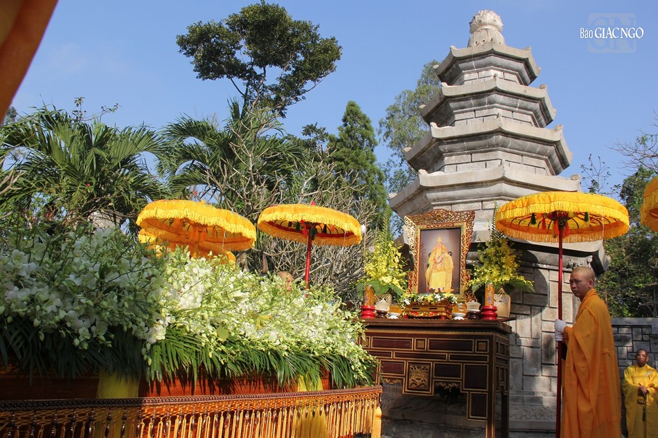 Kim quan Trưởng lão Hòa thượng được nhập bảo tháp vào lúc 8 giờ 30 sáng 9-2