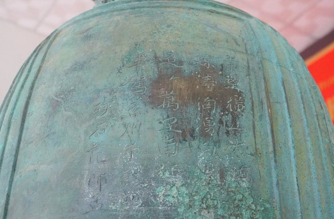 Bài thơ chữ Hán của Hiệp Thạch Phạm Sư Mạnh được khắc trên thân chuông Bài thơ chữ Hán của Hiệp Thạch Phạm Sư Mạnh được khắc trên thân chuông