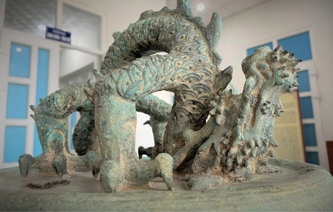 Phần quai chuông có hình dáng một con rồng uy lực Phần quai chuông có hình dáng một con rồng uy lực