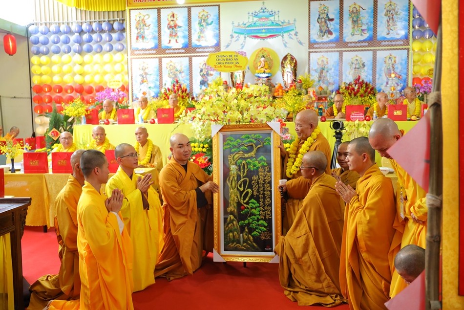 Chư Tăng chùa Phước Ân, Báo Ân dâng quà mừng thọ ân sư