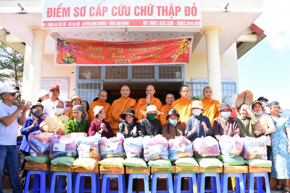 Đoàn từ thiện tịnh xá Lộc Uyển trao quà tại X.Ka Đô, huyện Đơn Dương Đoàn từ thiện tịnh xá Lộc Uyển trao quà tại X.Ka Đô, huyện Đơn Dương