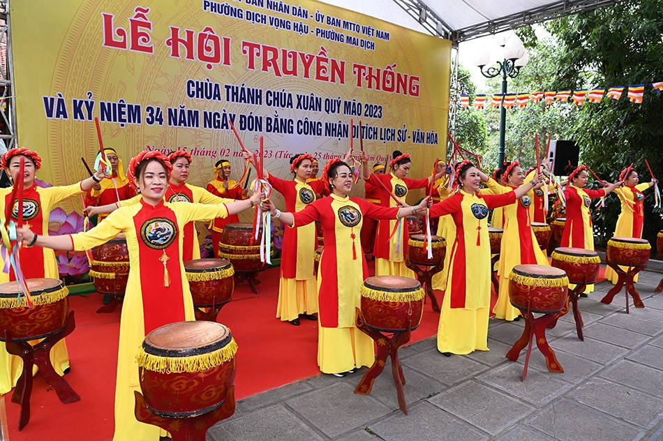 Tiết mục văn nghệ khai mạc lễ hội - Ảnh: Phúc Thịnh