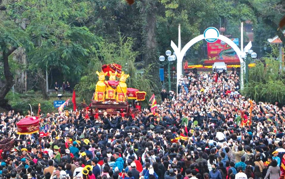 Dòng người dự lễ hội Đền Và (Sơn Tây) xuân Quý Mão - 2023 Dòng người dự lễ hội Đền Và (Sơn Tây) xuân Quý Mão - 2023