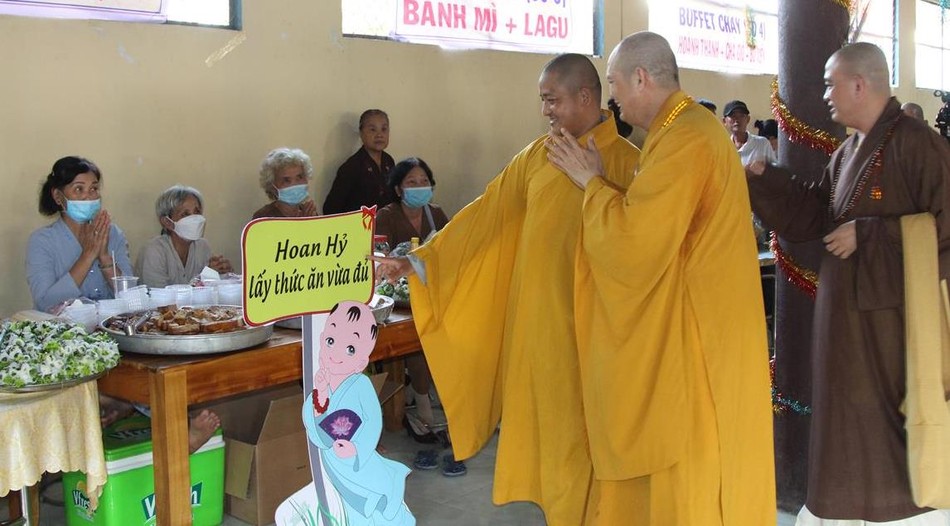 Chư tôn đức tham quan khu vực buffet chay dành cho Phật tử