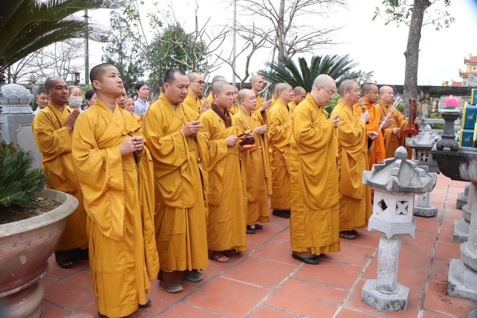 Dâng hương tưởng niệm trước bảo tháp Dâng hương tưởng niệm trước bảo tháp