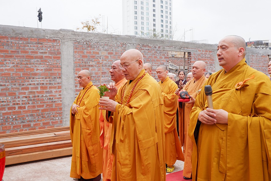 Hòa thượng Thích Quảng Tùng thực hiện nghi thức sái tịnh Hòa thượng Thích Quảng Tùng thực hiện nghi thức sái tịnh