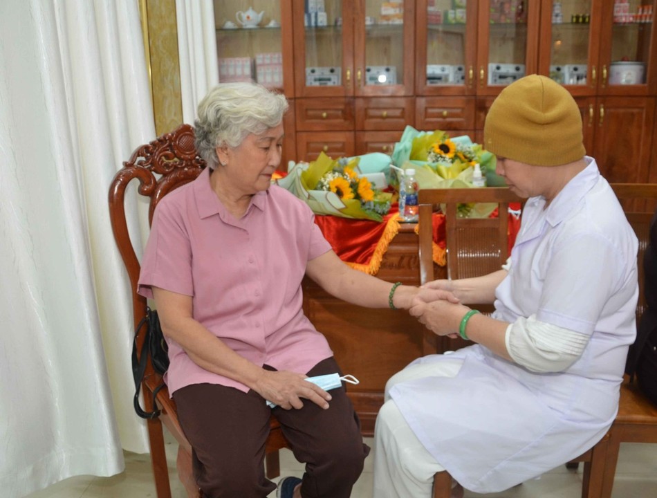Các lương y tại Phòng Chẩn trị y học cổ truyền Linh Sơn khám cho bệnh nhân Các lương y tại Phòng Chẩn trị y học cổ truyền Linh Sơn khám cho bệnh nhân