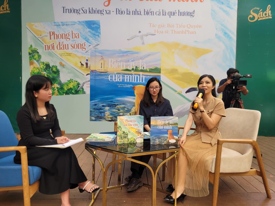 Bùi Tiểu Quyên (phải) giao lưu với bạn đọc tại Đường sách TP.HCM sáng 26-2 Bùi Tiểu Quyên (phải) giao lưu với bạn đọc tại Đường sách TP.HCM sáng 26-2