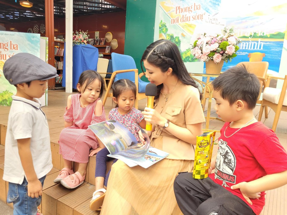 Tác giả đọc sách cho các bạn nhỏ nghe Tác giả đọc sách cho các bạn nhỏ nghe