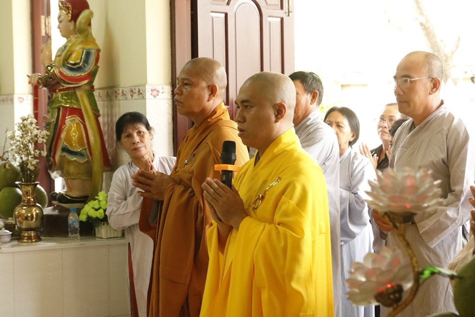 Đại đức Thích Minh Lộc dâng lời tác bạch Đại đức Thích Minh Lộc dâng lời tác bạch